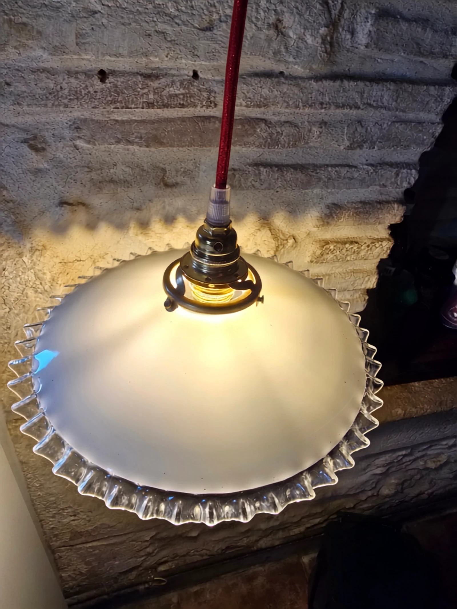 Lámpara de techo con disco opalino blanco y bordes transparentes sobre cable rojo y plafón de porcelana – photo 7